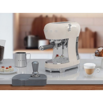 Кофемашина-эспрессо SMEG ECF02CREU кремовый Кофемашина-эспрессо SMEG ECF02CREU кремовый