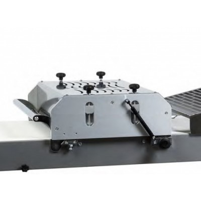 Машина тестораскаточная напольная FLAMIC SF600VDx1400 PST/ST600/RTC600-3 со станцией нарезки и ножом для круасанов Машина тестораскаточная напольная FLAMIC SF600VDx1400 PST/ST600/RTC600-3 со станцией нарезки и ножом для круасанов