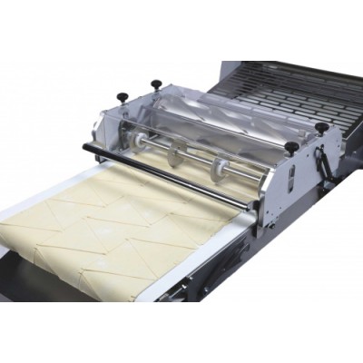 Машина тестораскаточная напольная FLAMIC SF600VDx1400 PST/ST600/RTC600-3 со станцией нарезки и ножом для круасанов Машина тестораскаточная напольная FLAMIC SF600VDx1400 PST/ST600/RTC600-3 со станцией нарезки и ножом для круасанов