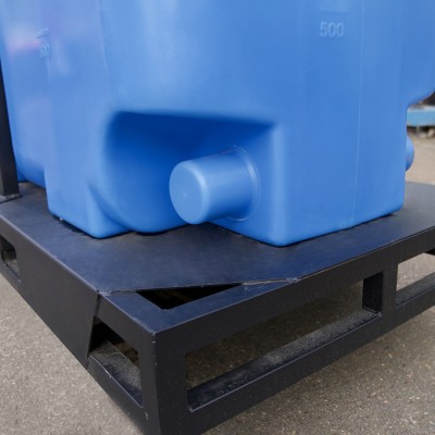 Емкость ЭКОПРОМ ST 2000 л с патрубками 100мм в обрешетке Емкость ЭКОПРОМ ST 2000 л с патрубками 100мм в обрешетке