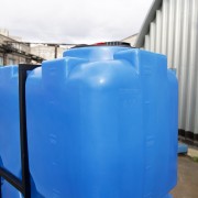 Емкость ЭКОПРОМ ST 2000 л с патрубками 100мм в обрешетке