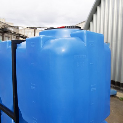 Емкость ЭКОПРОМ ST 2000 л с патрубками 100мм в обрешетке Емкость ЭКОПРОМ ST 2000 л с патрубками 100мм в обрешетке