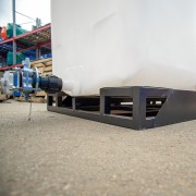 Емкость ЭКОПРОМ KR 4000 л с 2 патрубками 90 и 63 мм в обрешетке (полный слив)