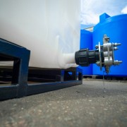 Емкость ЭКОПРОМ KR 4000 л с 1 патрубком 63 мм в обрешетке (полный слив)